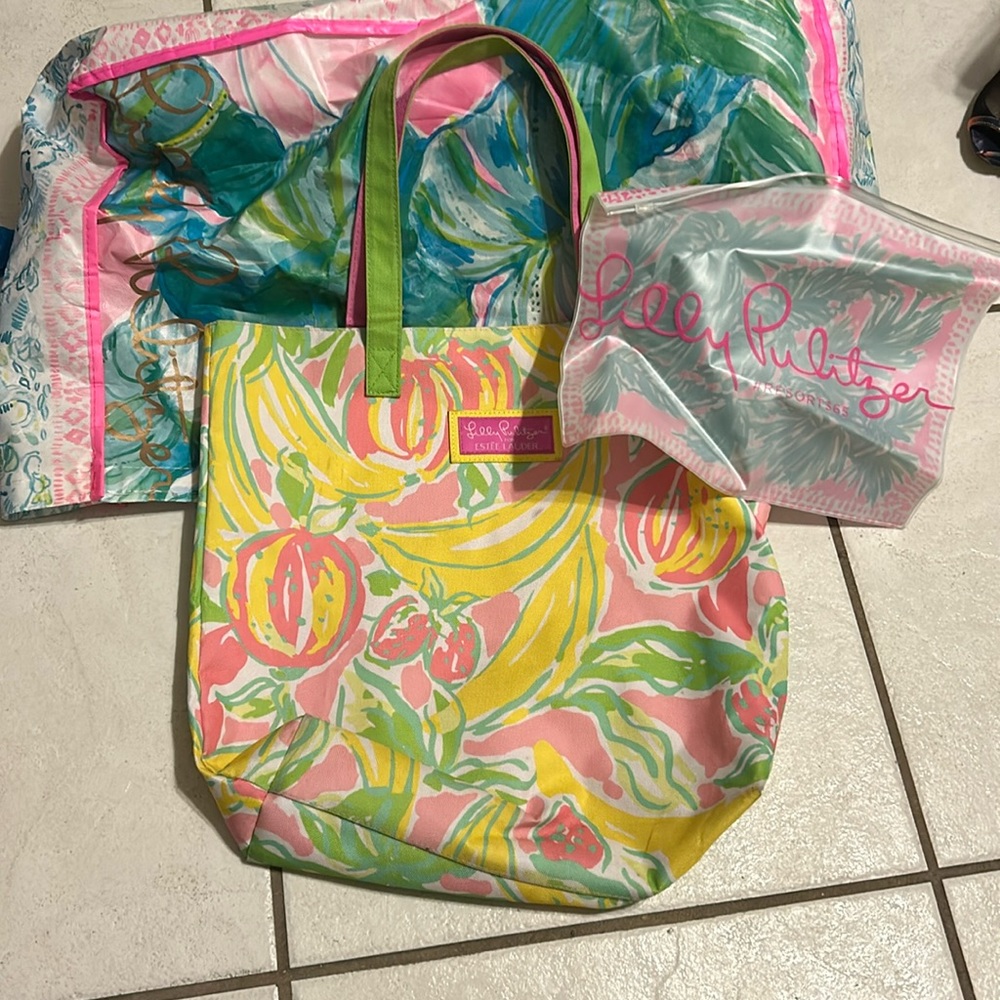 Lilly Pulitzer for Estée Lauder bag and plastic pouch.